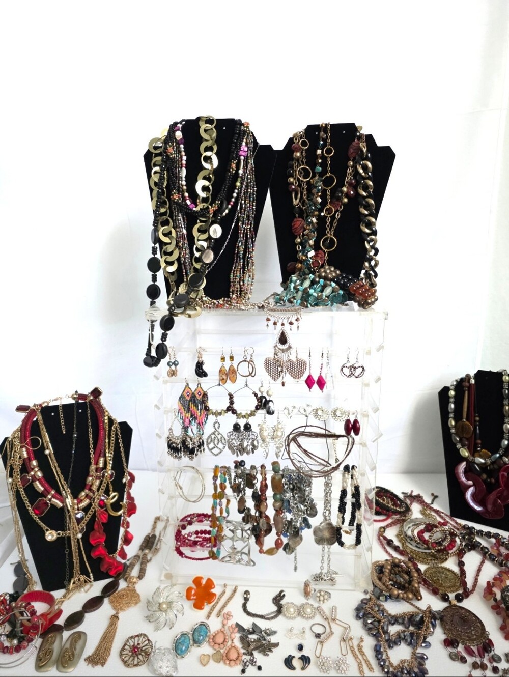 6.75lb Of Jewelry 109 Piece Earrings Bracelets Brooches Necklaces Rings - Picture 8 of 8